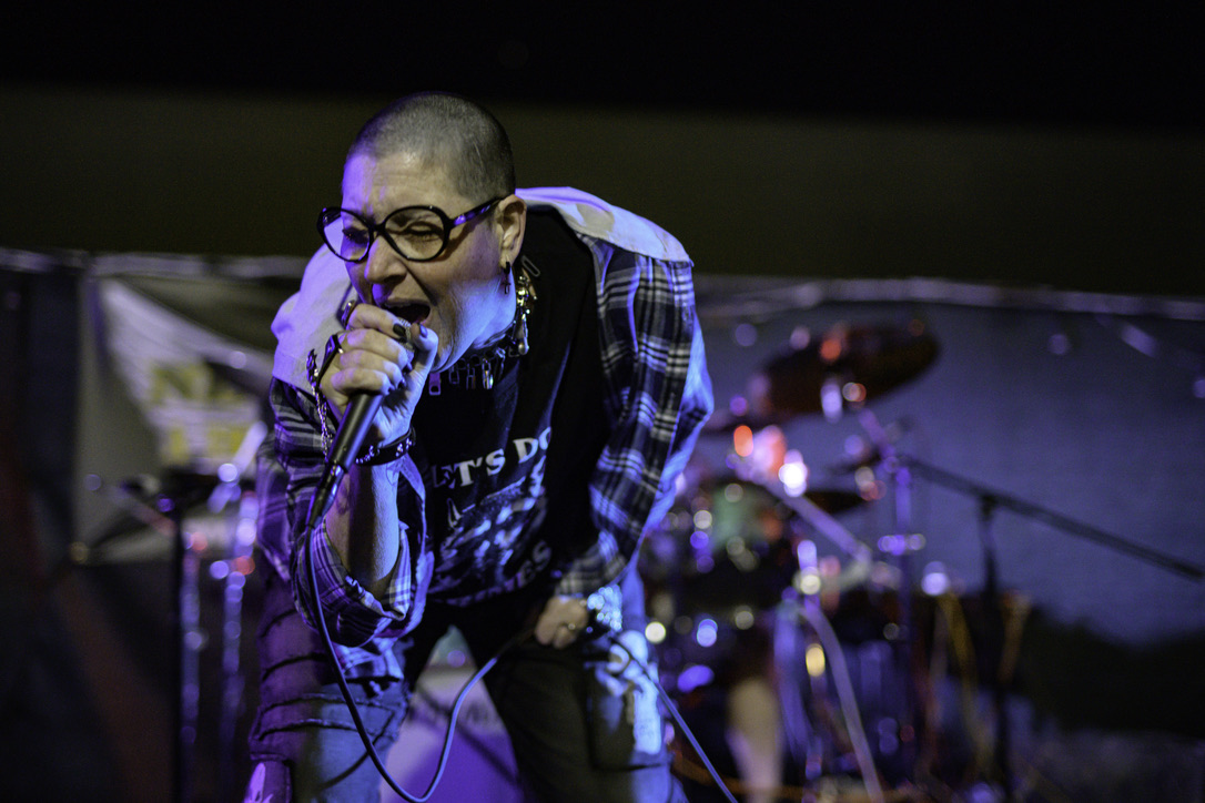 Lennyx performing