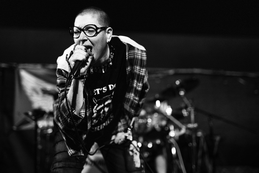 Lennyx singing