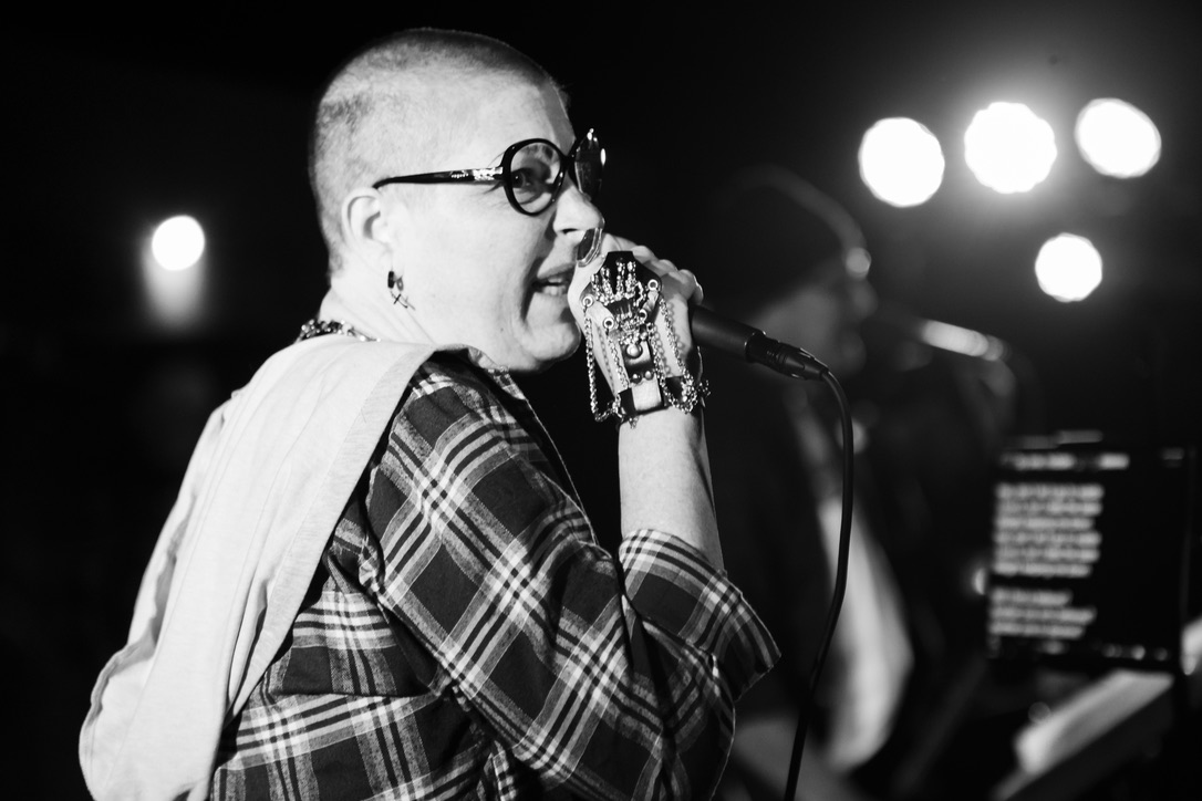 Lennyx performing